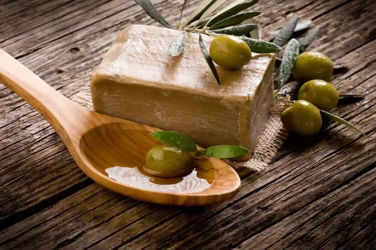 Olive natural. Olive Oil Soap мыло. Оливковое мыло Sabun. Мыловарение в древности. Оливковое масло для мыловарения.