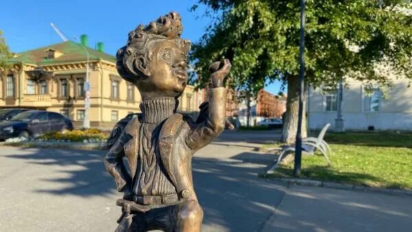 Кудесники в архангельске на набережной. Кудесник с птицей счастья архангельск. Кудесники в архангельске на набережной. Кудесники в архангельске. Кудесники хранители севера архангельск.