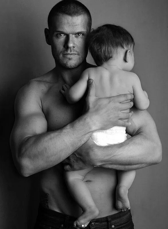 Дань сыновей. Дань сыновей. Дань сыновей. Дань сыновей. Мужчина с ребенком.