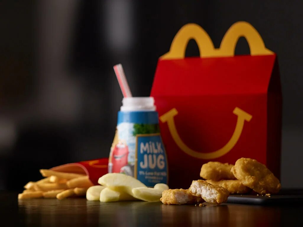 Happy mill. MCDONALD'S Хэппи мил. Еда из Макдональдса. Макдональдс еда Хэппи мил. Хепимил в Макдональдсе.