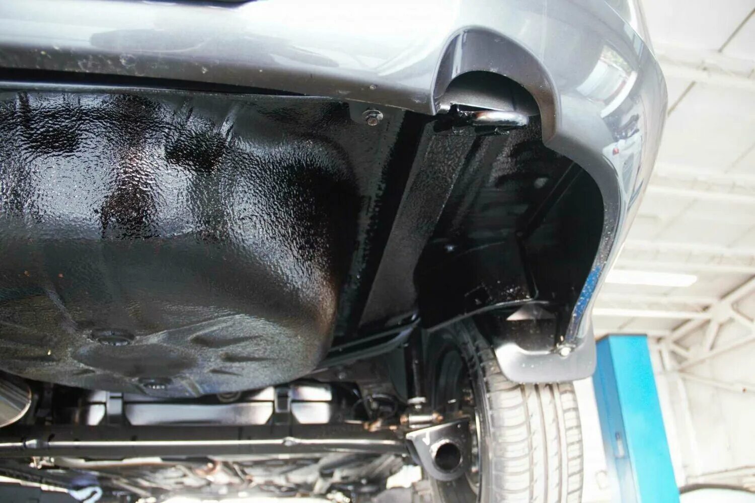 88888777100001 антикор авто. Камри 30 обработка днища. Обработанная антикором pajero sport. Обработка днища у крета. Антикор днища автомобиля.