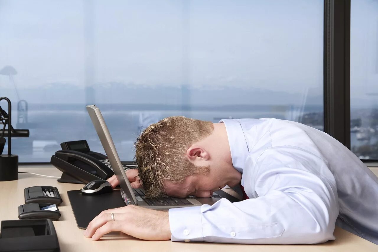 Устал сядь отдохни. Усталый человек в офисе. Усталый человек за компьютером. Человек в офисе за компьютером. Утро в офисе.