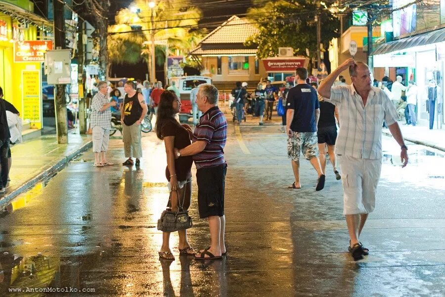 Таиланд улица красных фонарей. Улица красных фонарей Тайланд Пхукет. Красная улица в Пхукет. Таиланд квартал красных фонарей.