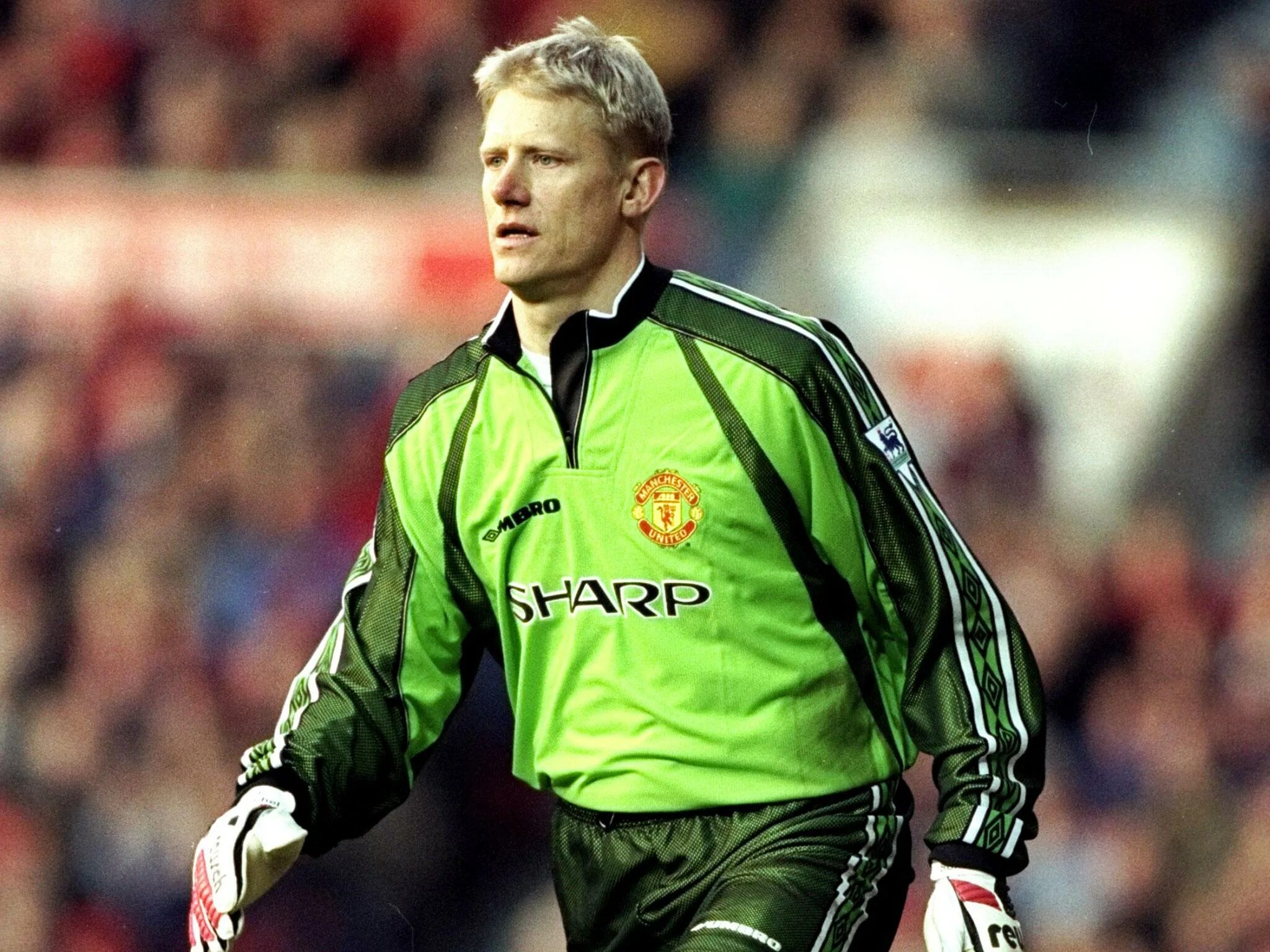 Peter started to play football because. Петер Шмейхель 1999. Шмейхель Манчестер Юнайтед. Петер Шмейхель Манчестер Юнайтед. Манчестер Юнайтед Петер Шмейхель 1999.