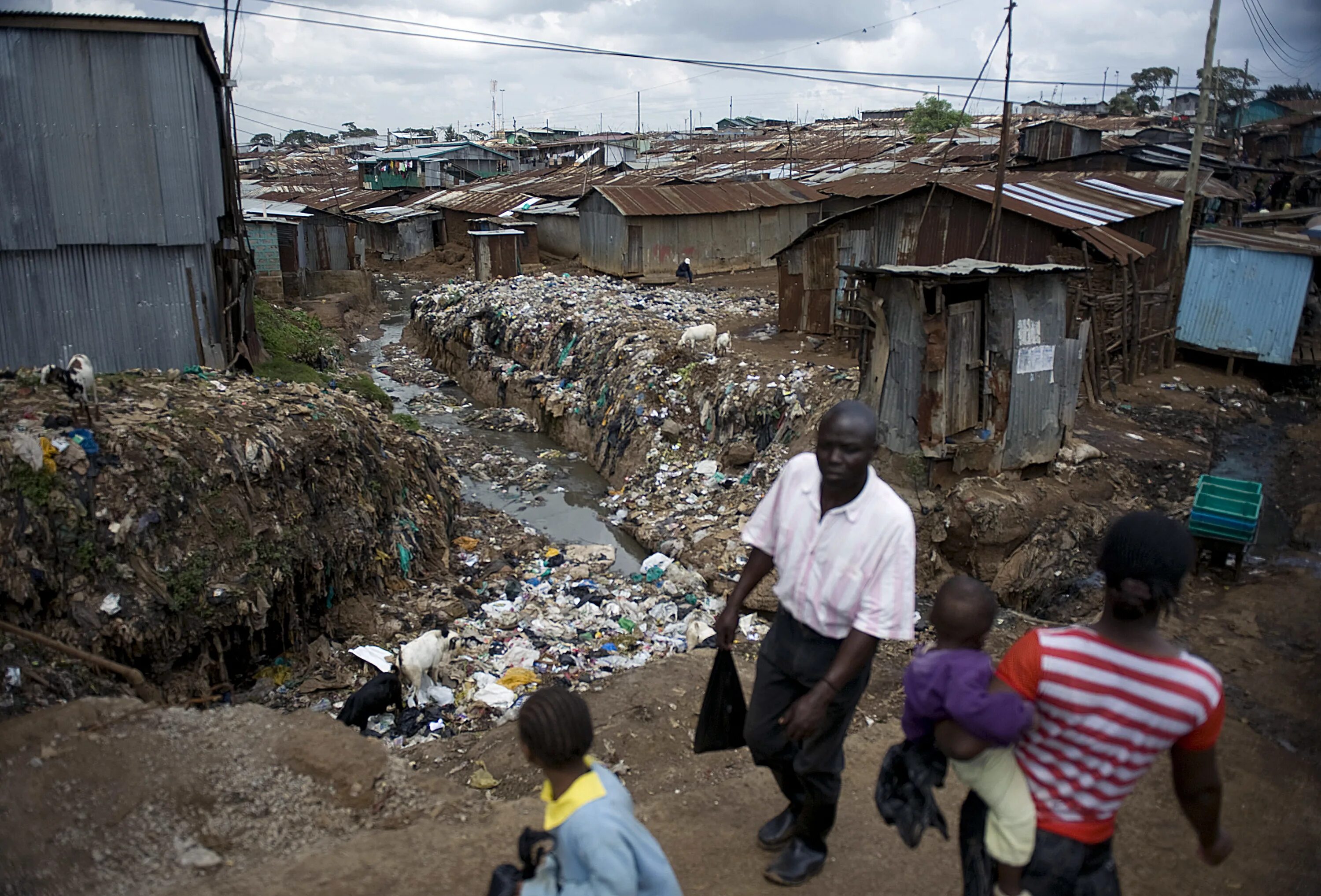 Самая бедная страна 2024. Трущобы Конго Киншаса. Сьерра Леоне трущобы. Столица Анголы - Луанда. Трущобы. Руанда трущобы.