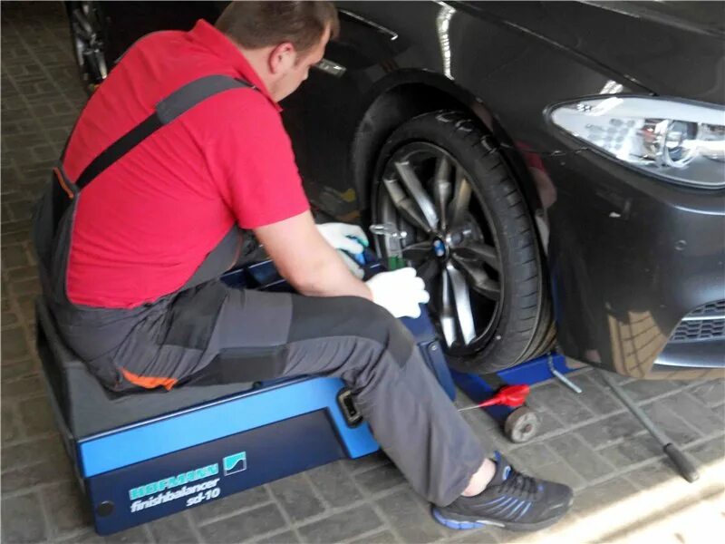 балансировка колес снятия автомобиля. балансировка колёс на автомобиле без снятия колес. балансировка колес снятия автомобиля. финишная балансировка колес. балансировка шин аутлендер.