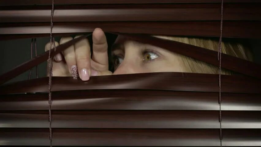 Hidden turkish neighbour window. Neighbour spy. The spying neighbour. Подсматривающий в жалюзи. Spying men.