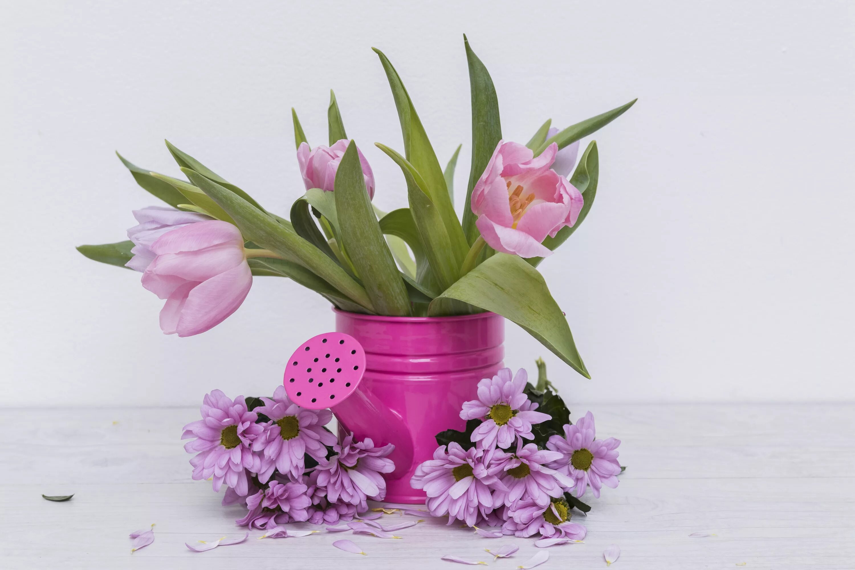 Весенние цветы в вазе. Тюльпаны в вазе. Букет тюльпанов в вазе. Букет весенних цветов в вазе.