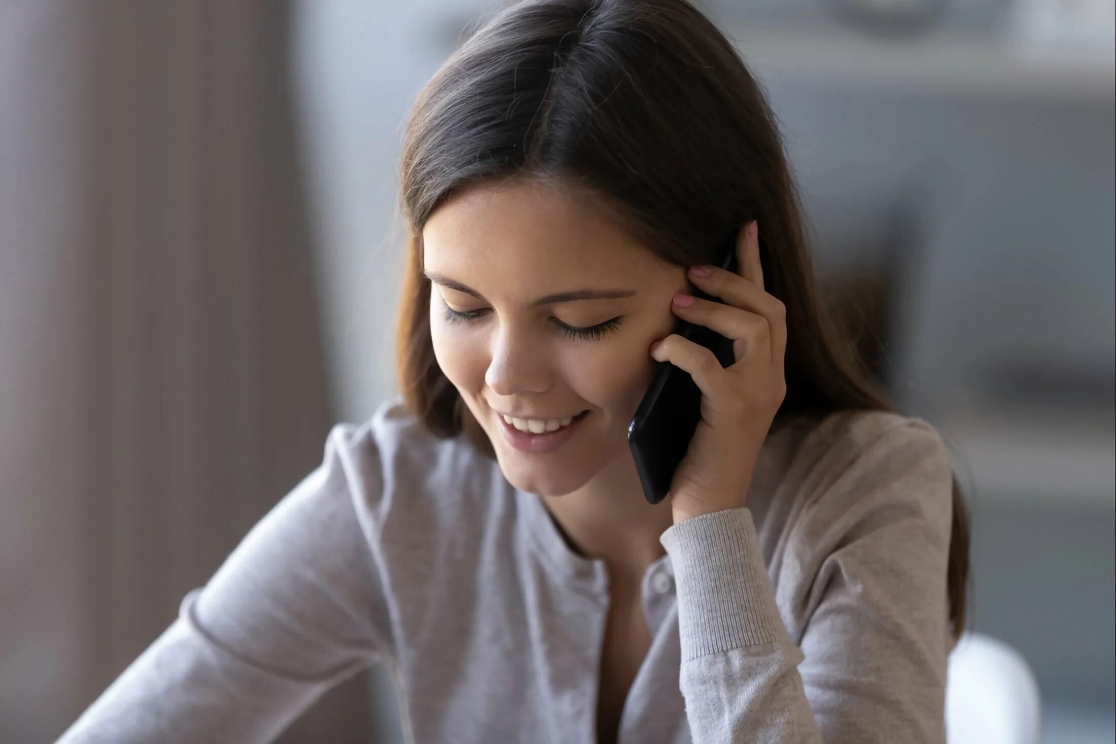 Говорит по телефону. Красивая женщина с телефоном. Телефоны пишущие разговор. Телефоны пишущие разговор. Девушка с сотовым телефоном.