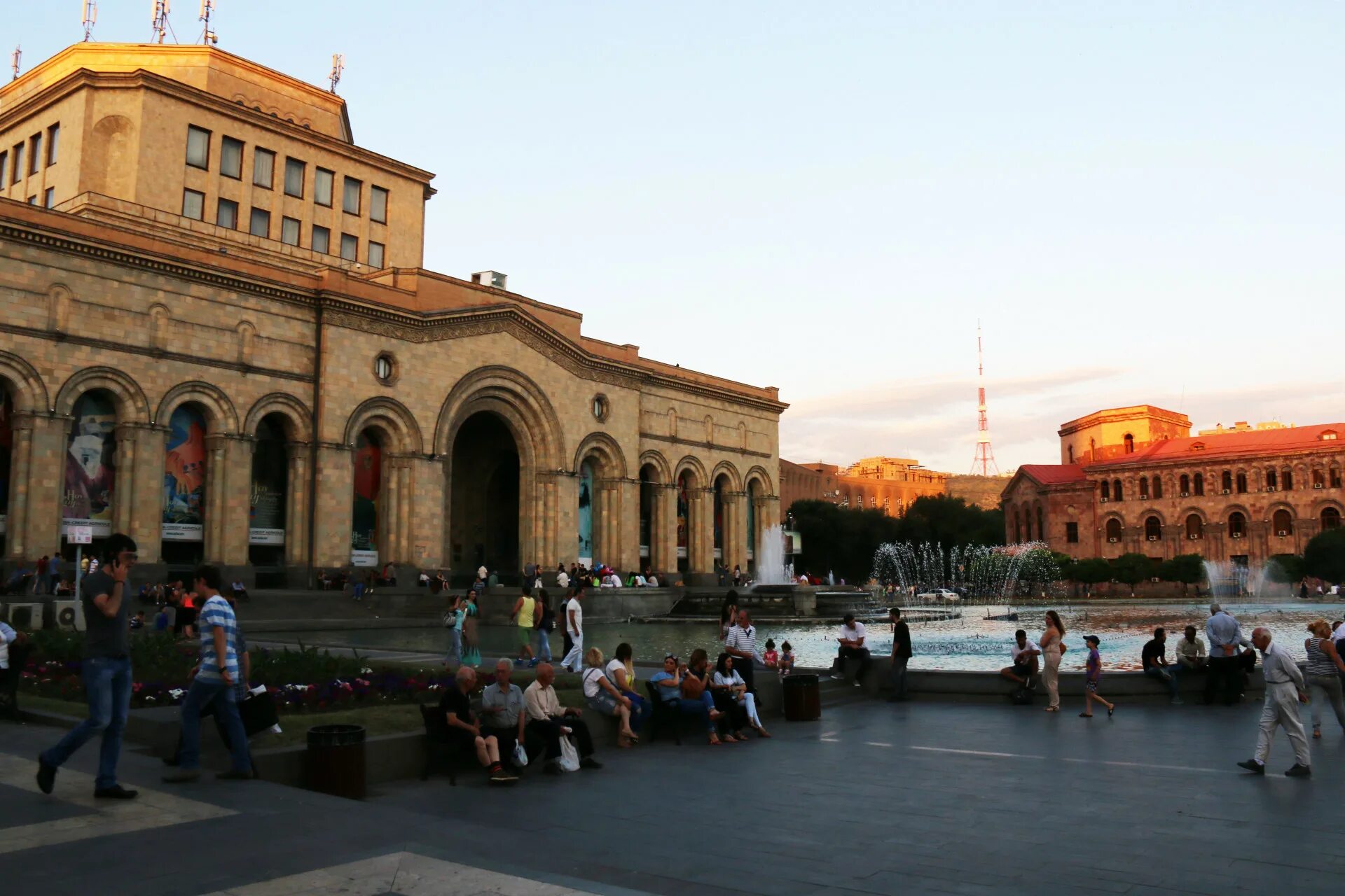 цум ереван. Waterworld ереван. армения вид на арарат. доди гаго дом в ереване. ереван гора арарат.