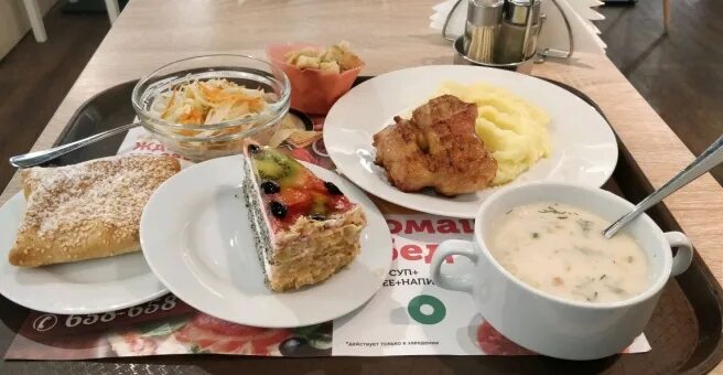 Уютная веранда с удобными, мягкими диванами и креслами. Веранда работает в любое