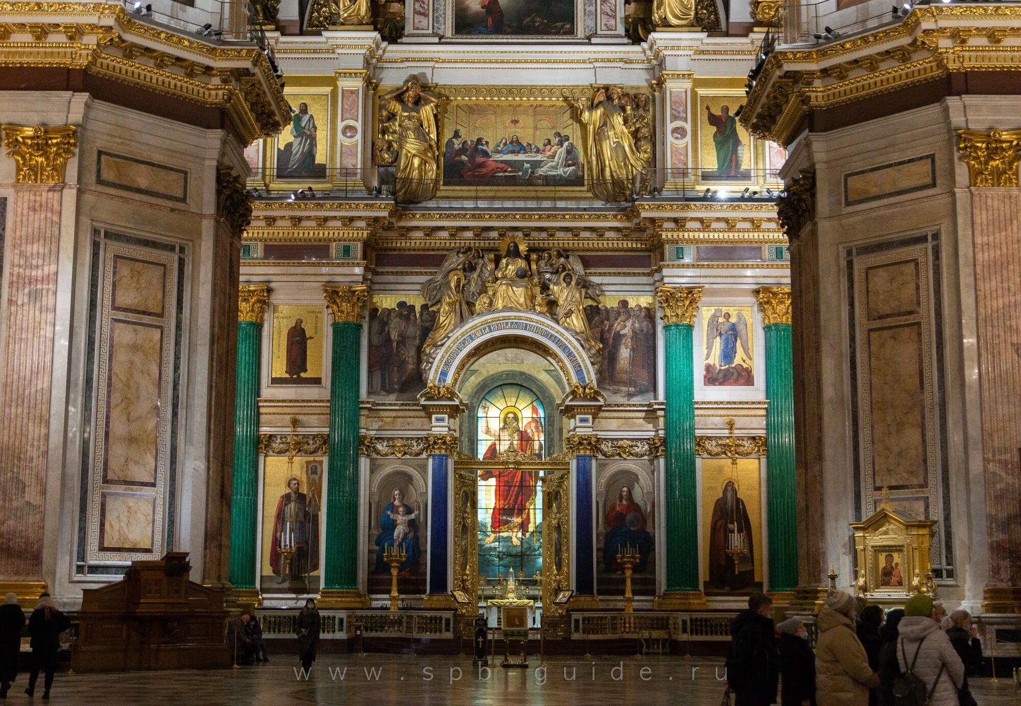 Иконостас в Исаакиевском соборе Санкт-Петербурга.