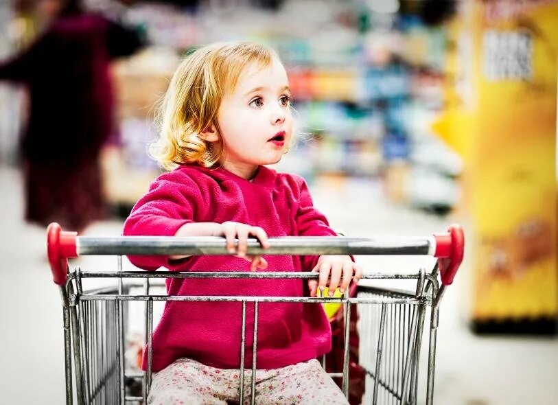 Закажи я плачу. Ребенок в магазине. Супермаркет для детей. Ребенок просит игрушку. Ребенок с тележкой в магазине.