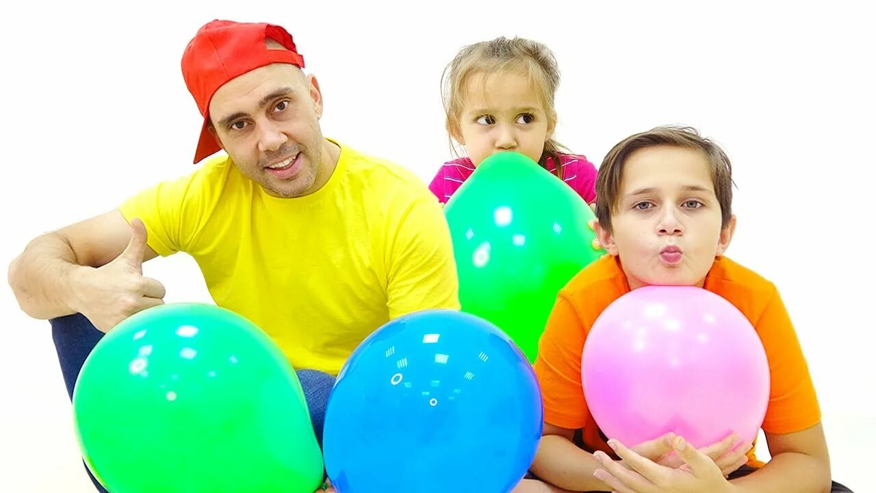 Игра надуй шарик. Дети надувают шарики. Дети надувают шары в детском саду. Конкурсы с шарами для детей. Папа надувает шарик.