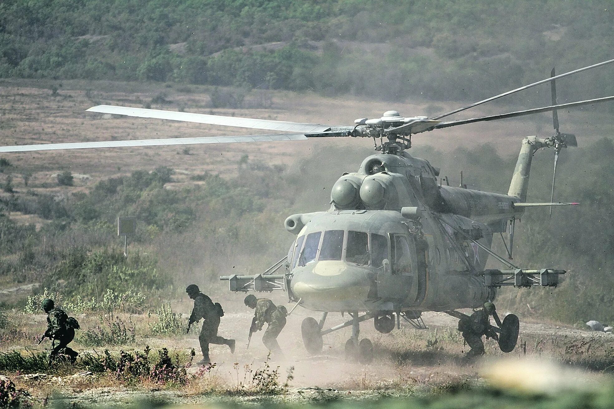 Вертолет десантников. Ми-8 вертолет ВДВ. Десантирование с вертолета ми-8. ВДВ вертолет ми-17. Высадка десанта с вертолета ми 8.