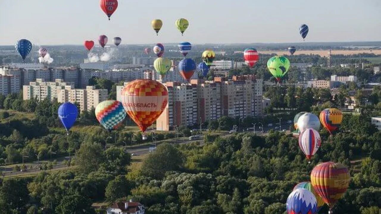 На воздушном шаре минск. Полёты воздушный шар Минск. Воздушный шар в центре Тбилиси. Шары над Ивантеевкой. Европа Сити воздушные шары.