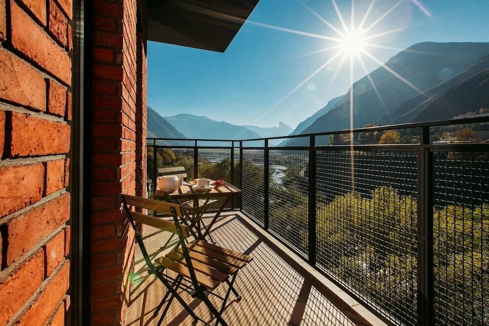 домик с видом на горы. домик с видом на горы. швейцария озеро комо. шамони мон-блан в альпах, гора монблан. отель с видом на горы.