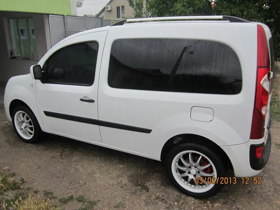 Рено кангу je314. Renault kangoo 2 на литье. Диски на рено кангу 2. Рено кангу 1 белая. Диски кангу 2.