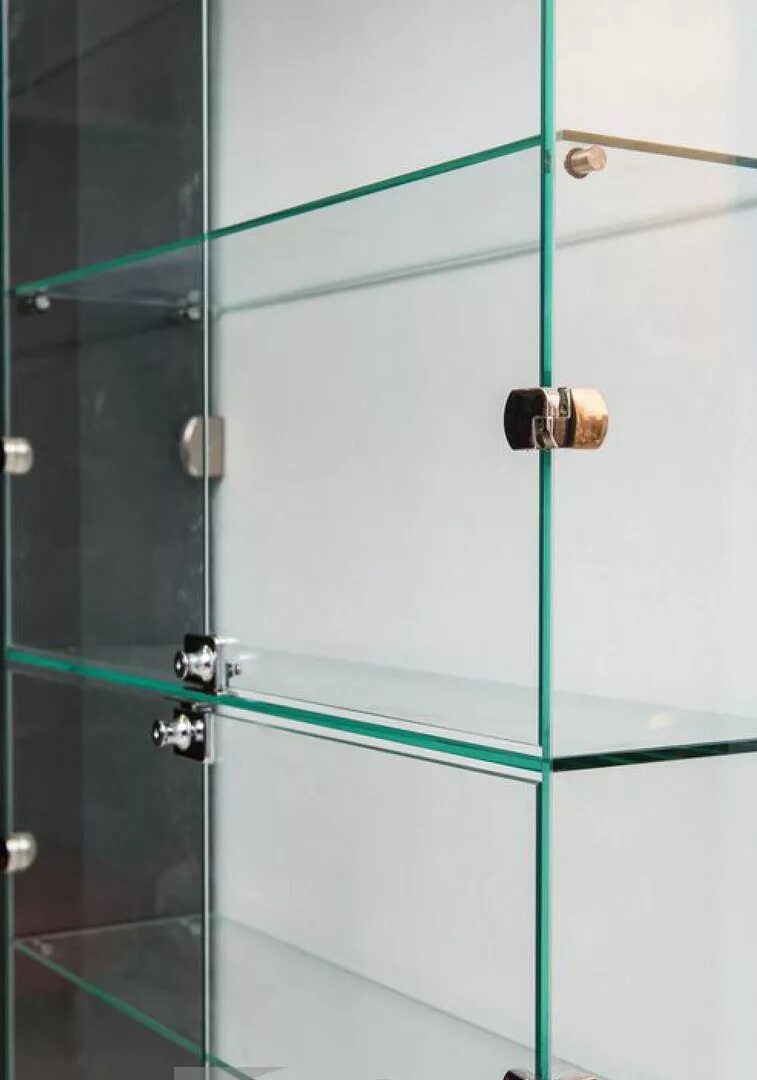 Стеклянные дверки стеклянные полки. Витрина glass showcase. Стеклянные дверки стеклянные полки. Стеклянные створки. Стеклянная витрина уф склейка.