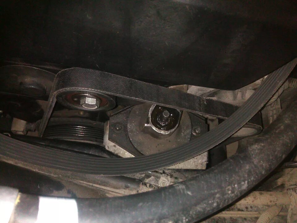 Ремень генератора приора 16. Ремень генератора приора с кондиционером панасоник. Замена ремня генератора приора 16. Натянуть ремень генератора приора 16 клапанов. Ремень генератора приора 16 кл без кондиционера.