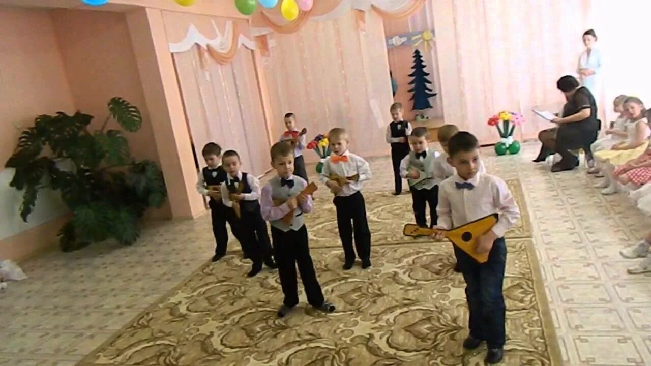 Мбдоу дсов солнышко октябрьское хмао. Русский народный танец дети. Танец с балалайками в детском саду. Танец мальчиков с балалайками. Кадриль танец в детском саду.