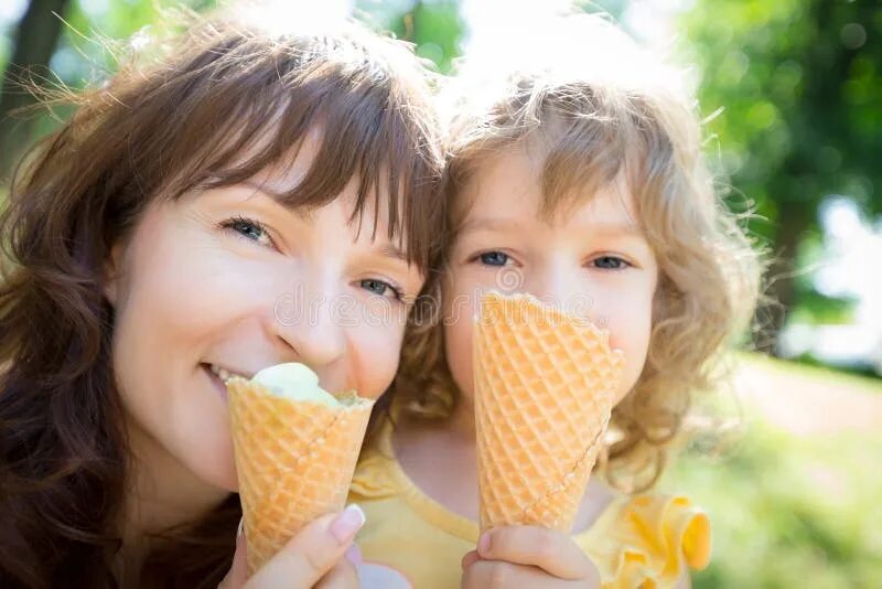 She eats ice-cream. Дети с мороженым. Мама ела мороженое. Мама и ребенок с мороженым. Фотосессия мама и дочь с мороженными.