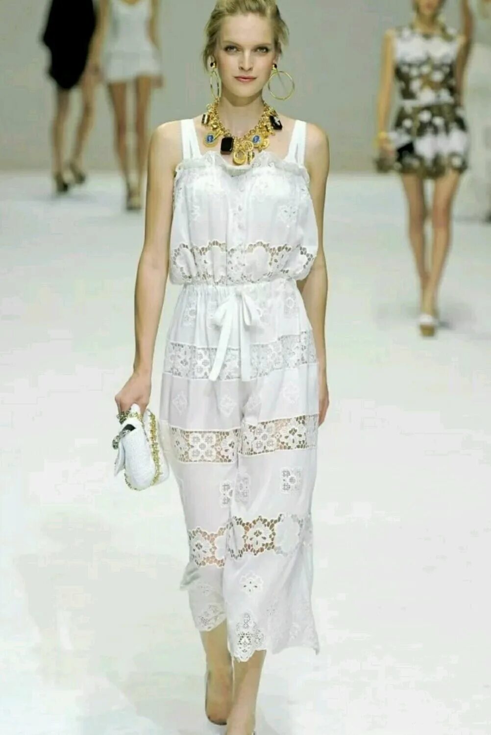 Черное кружевное платье дольче габбана. Модные платья. Кружево. Валентино платья с ришелье. Платья эли сааб коктейльные.