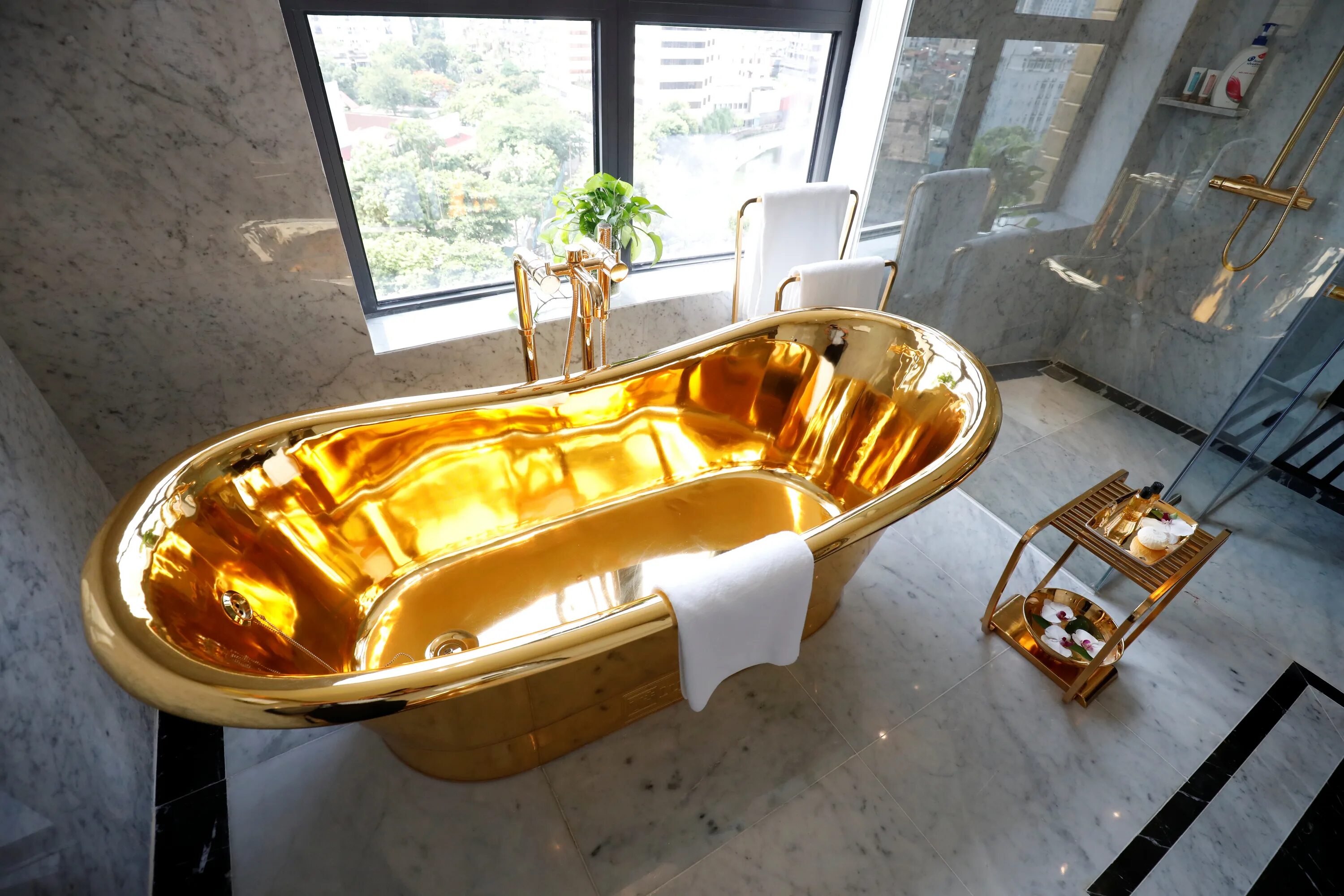 Золотой унитаз. Золотая ванна. Позолоченный унитаз. Дорогая ванна. Золота ванна комната