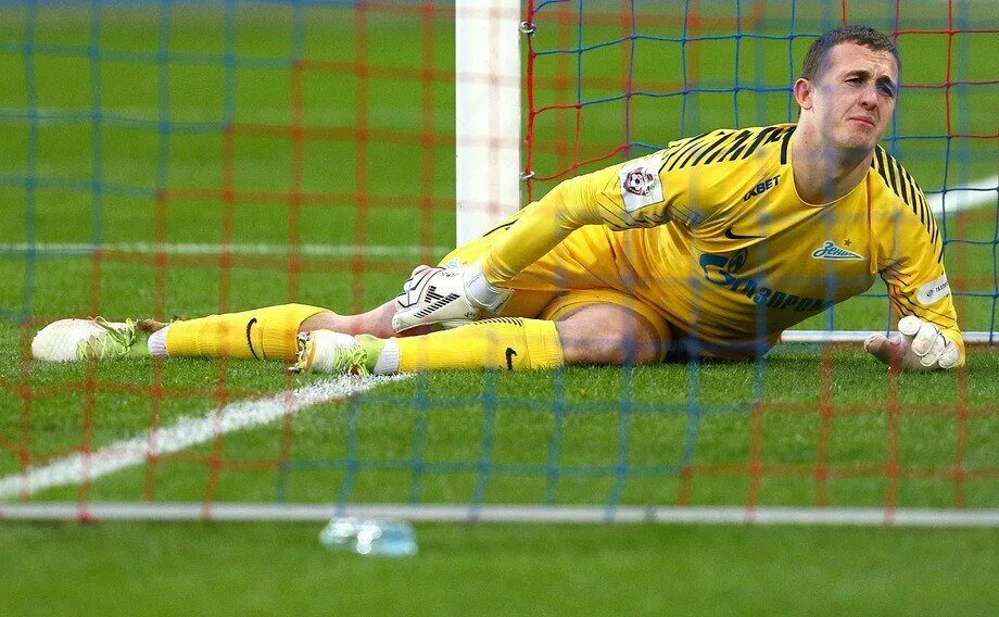 Голкипер травма. Женский футбол травмы. Ребров вратарь спартака. Голкипер травма. Мохамед аль овайс.