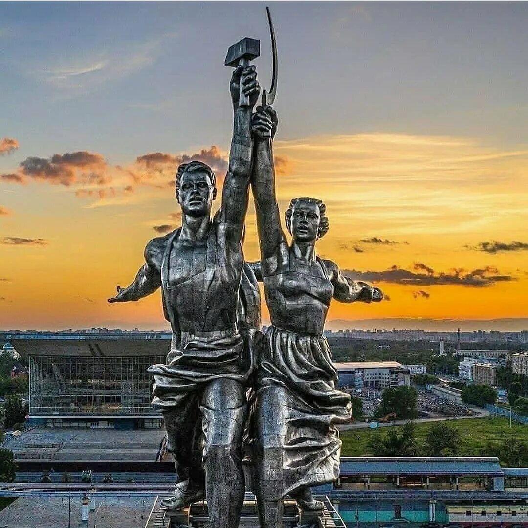 Памятник мосфильм. Памятник рабочий и колхозница в Москве. Статуя в Москве рабочий и колхозница. Памятник Мухиной рабочий и колхозница. Монумент «рабочий и колхозница» веры Мухиной (1937).