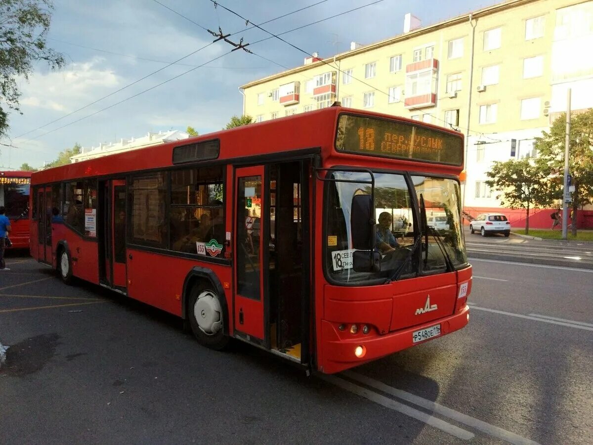 18 Автобус Казань. Красный автобус. Красный автобус городской. Красный автобус Казань. Общественный автобус казань