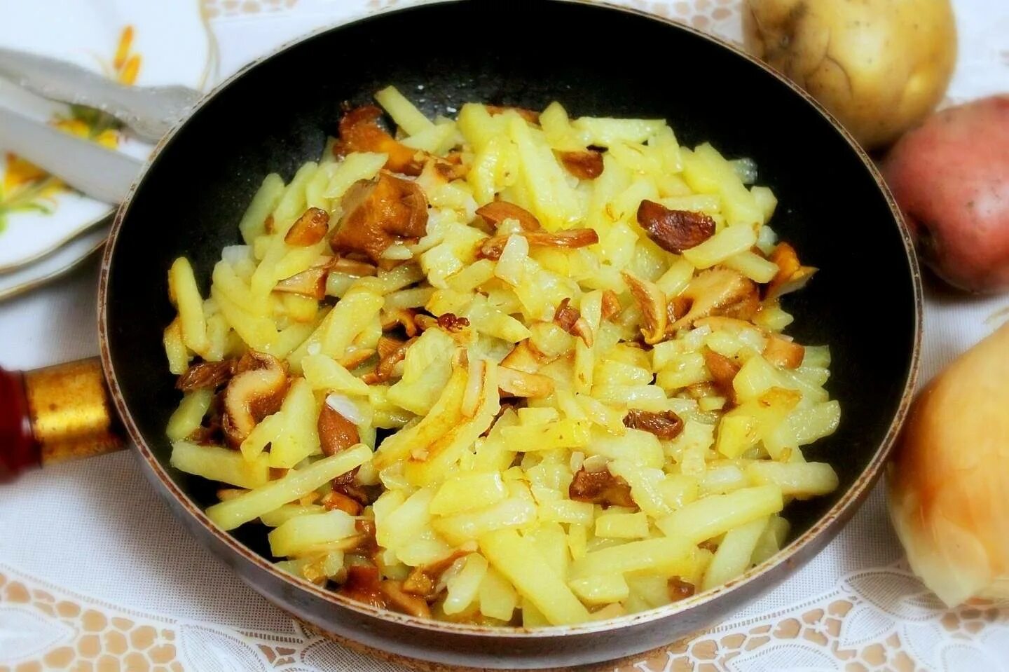 говядина с болгарским перцем и луком. на сковороде обжаривают лук и морковь брусочками. обжариваем морковкой и луком на сковороде. нарезка моркови для гарнира. гарнир из жареной моркови.