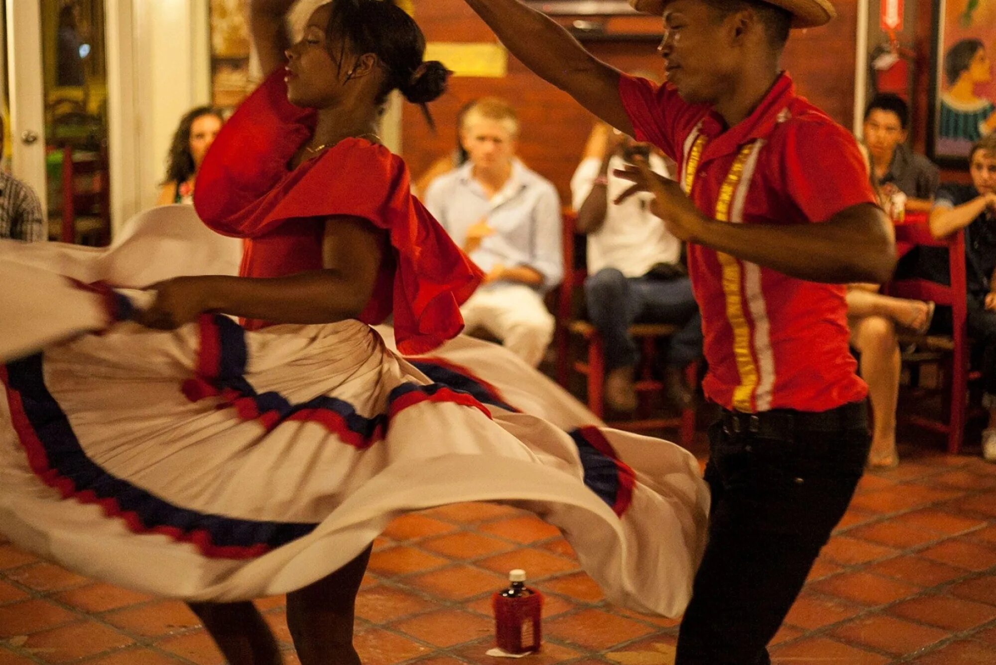 Меренге танец. Меренге танец Доминикана. Танец меренге в Доминикане. Доминиканская Республика бачата. Меренге бачата.