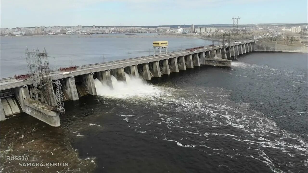 Уровень сброса воды. Жигулевская ГЭС Самарская область. Волжская ГЭС Тольятти. ГЭС Жигулевская на Волге. Тольятти Волга ГЭС.