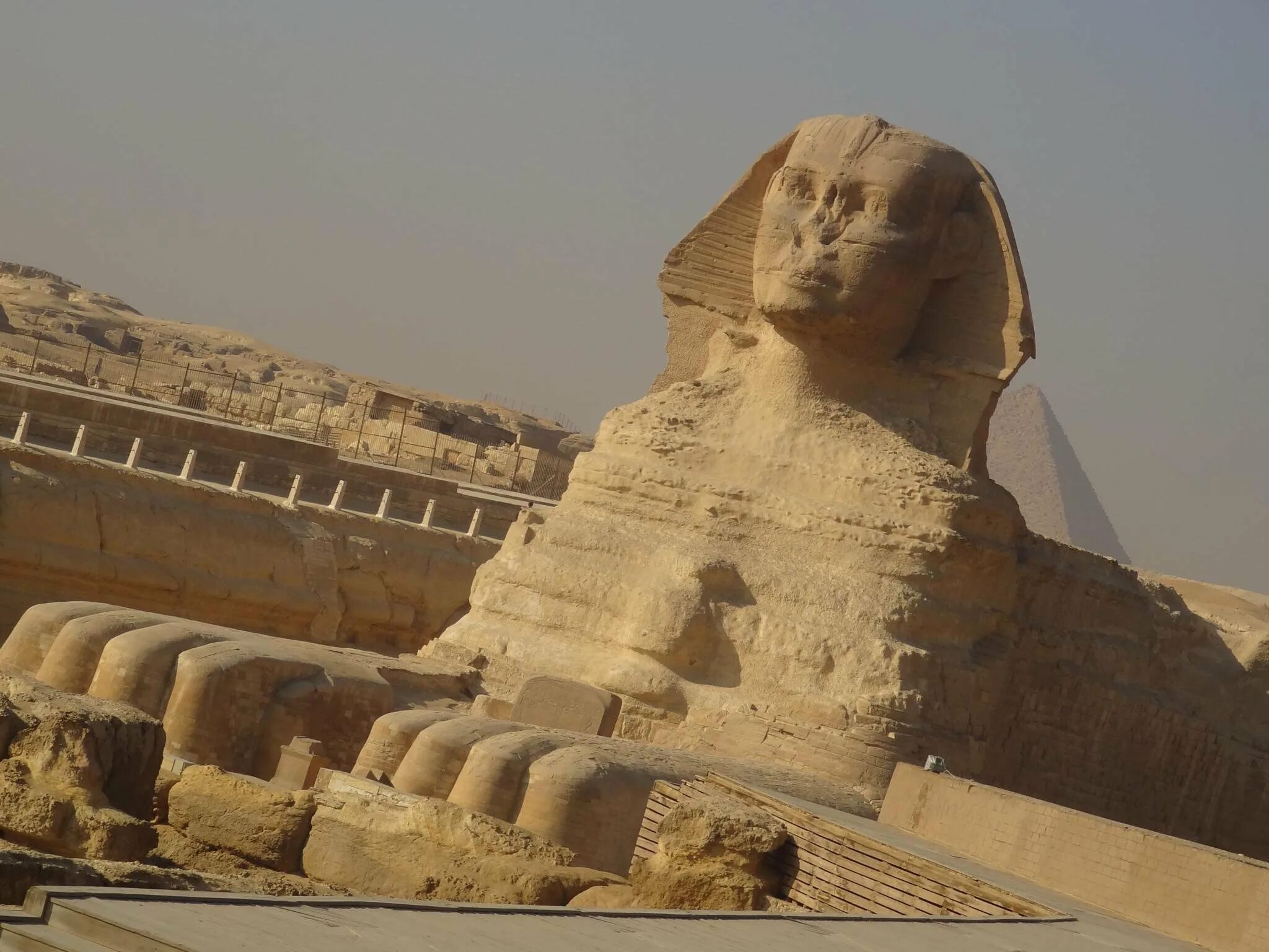 греческий сфинкс. сфинкс н. стелла сфинкса гизы. памятник сфинкс улыбается. египет сейчас 2022 сфинкс.