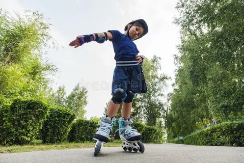 2 мальчика на роликах