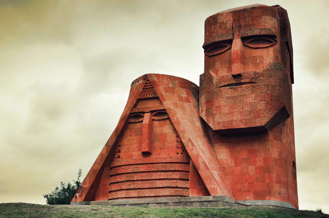памятники армении и арцаха. папик татик памятник степанакерт. армения арцах степанакерт.