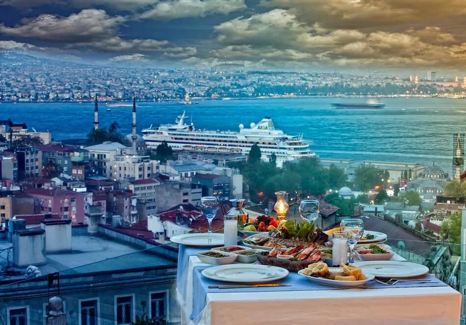 Рестораны стамбула с видом. Босфор Стамбул кафе. Eleos ресторан Стамбул. Ресторан в Стамбуле с видом на Босфор. Набережная Босфора в Стамбуле кафе.