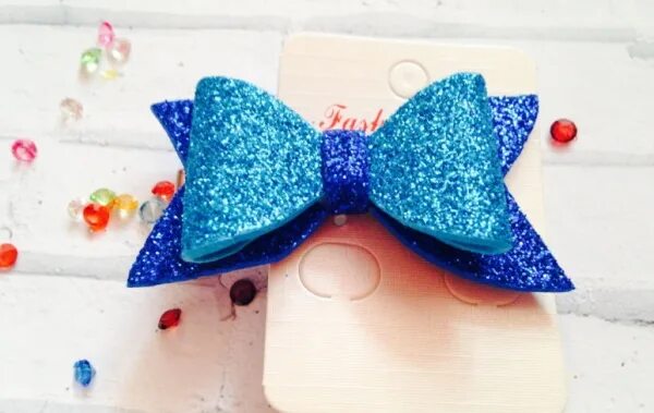 Игрушка ёлочная "бант". Бантики из глитерного фоамирана. Бант из фоамирана на елку. Заколки и банты. Заколки из глиттерного фоамирана.