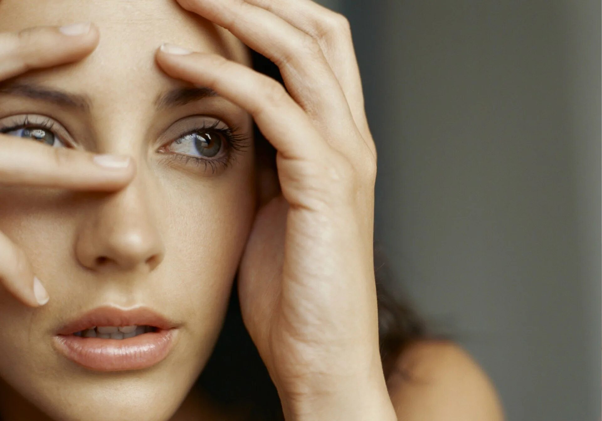 Эмоции человека. Эмоции человека. Эмоция тревожность. Женщина боится. Эмоциональные переживания.