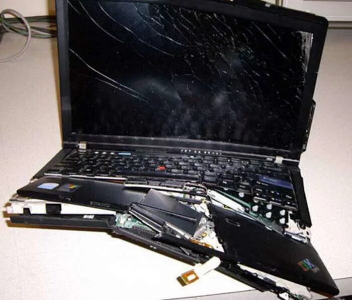 Разрушать пк. Разбитый ноутбук. Сломанный ноутбук. Старый сломанный ноутбук.