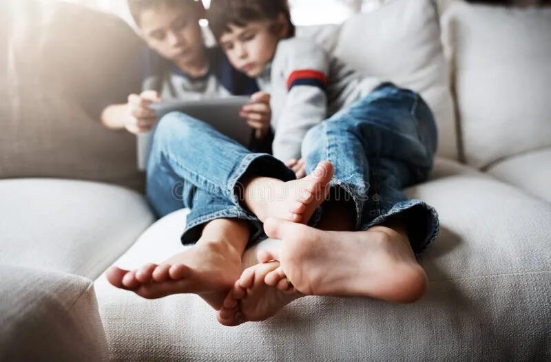 Kid's feet from the side. Пятки мальчиков. Пятки детей. Ступни девочек. Мальчик foot.