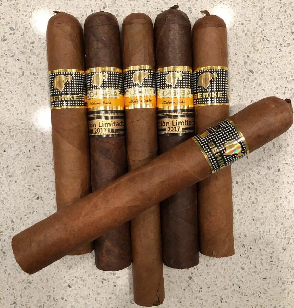 Кубинские сигареты cohiba. Кубинская сигара фото. Сигары коиба мадуро 5. Сигары делеонс куба. Кубинская сигара фото.