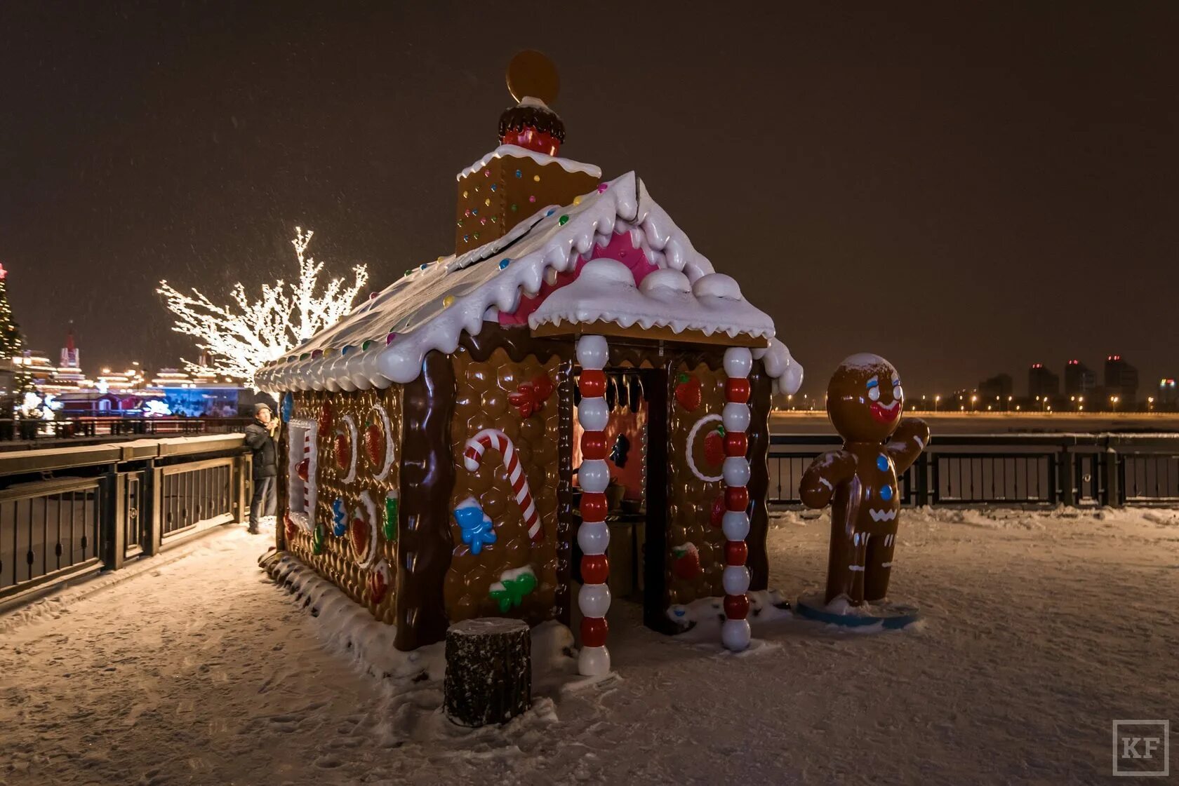Сказочный городок казань 2022. Татарская деревня туган авылым зимой. Дом на новый год казань. Дом на новый год казань. Резиденция санта клауса в финляндии.