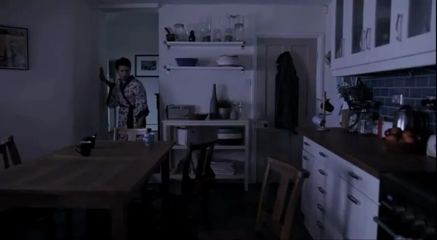 Кухня в темноте. Страшная кухня. Кухня ночью. Человек на кухне ночью.