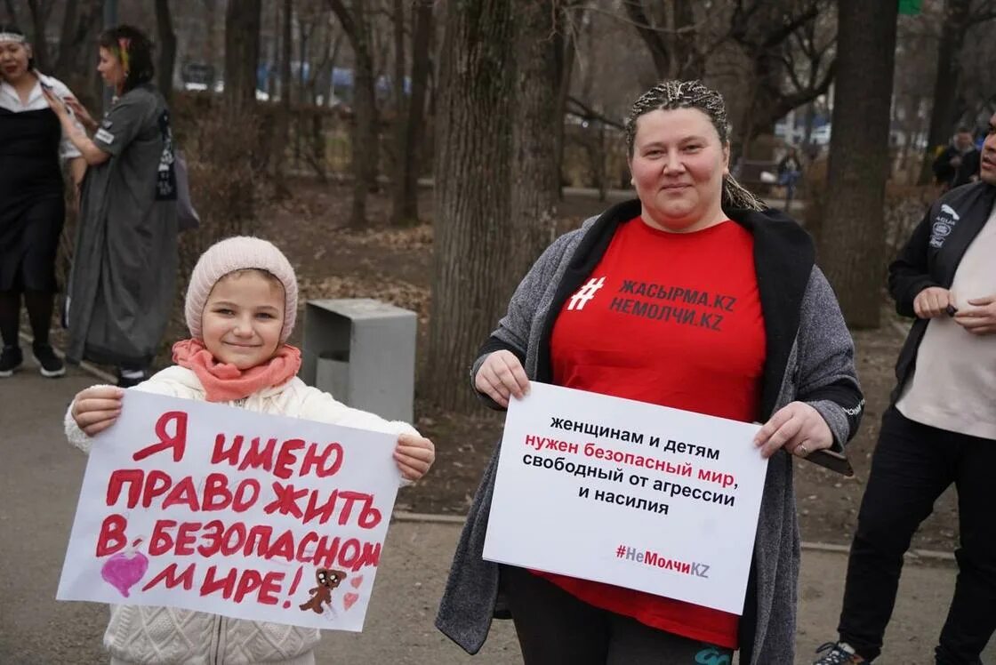 Митинг феминисток. Плакаты феминисток. Пикет феминисток. Парень заехал в центр митинга феминисток