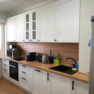 Белая кухня деревянный фартук