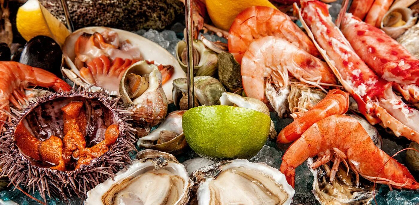 Морепродукты на берегу моря. Морепродукты на берегу моря