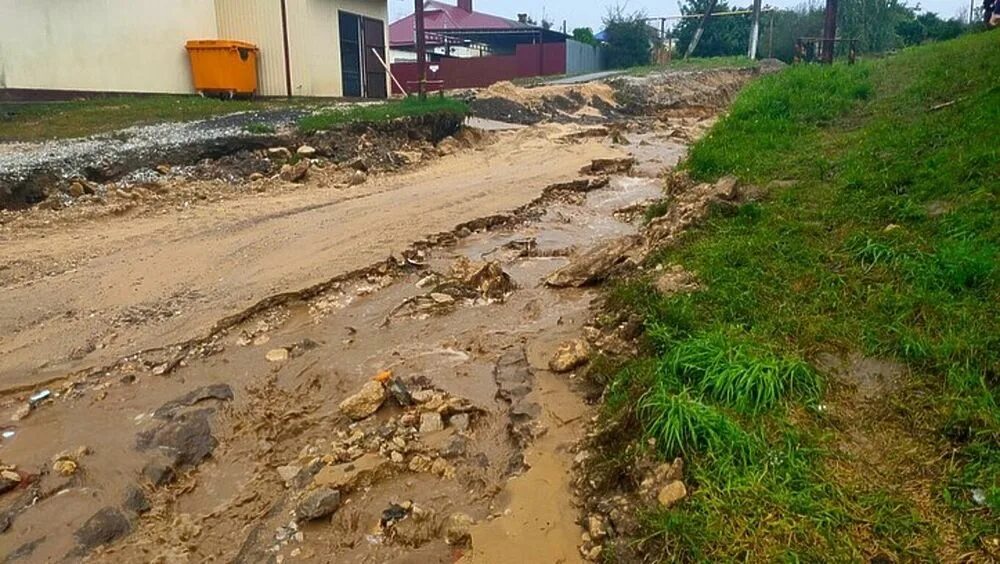 Дожди так размыли дорогу что дальше пришлось. Размыло дорогу в поселок. размыв дорожного полотна. трассу на краснодар размыло?. дождь размыл дорогу - дорогу размыыло дождём.