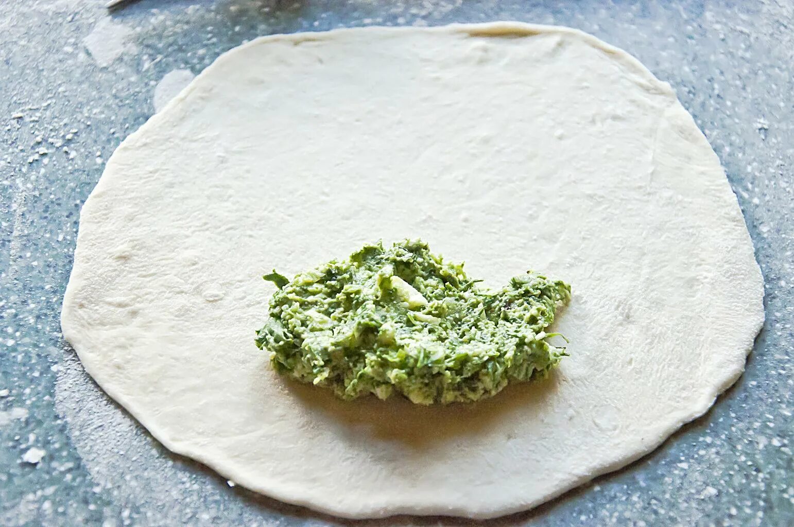 Лепешка со шпинатом. Лепешка с сыром и шпинатом. Шпинатный лаваш. Тортилья со шпинатом. Лепешки с фетой и зеленью.